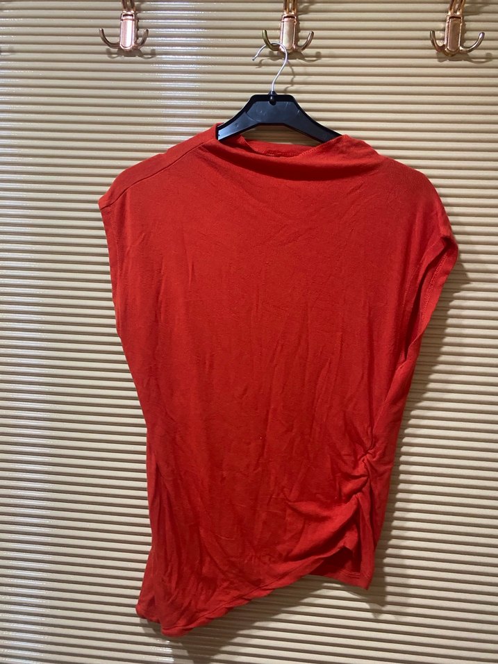 Kırmızı Yüksek Yakalı Kolsuz Kadın Gömlek - Görsel 2