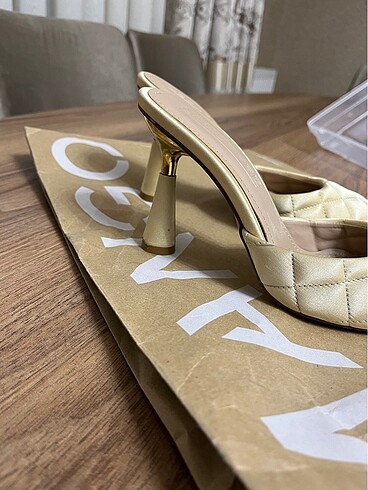 Zara altın sarısı terlik