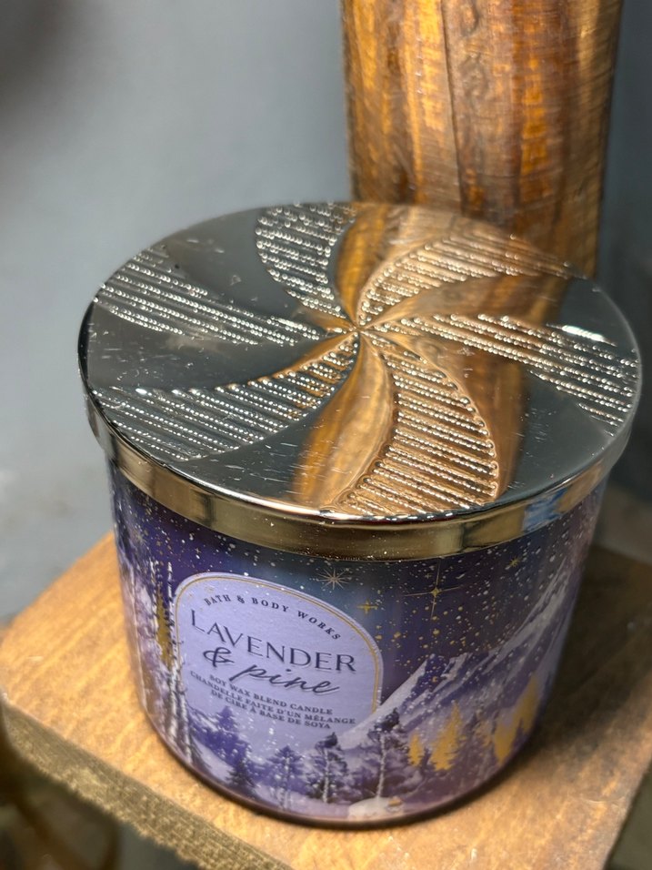 Parlak Mor Lavanta ve Sedir Kokulu Mum - Görsel 2