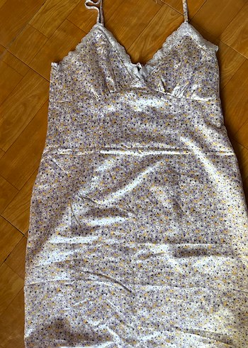 h&m saten çiçekli kısa elbise - Görsel 2