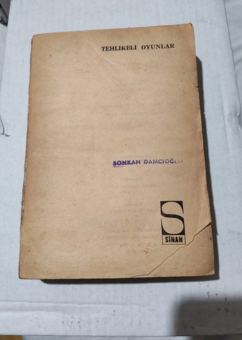 Tehlikeli Oyunlar 
Yazarın İlk Romanı - Anlatı ve Yaşam Öyküsü - Görsel 2