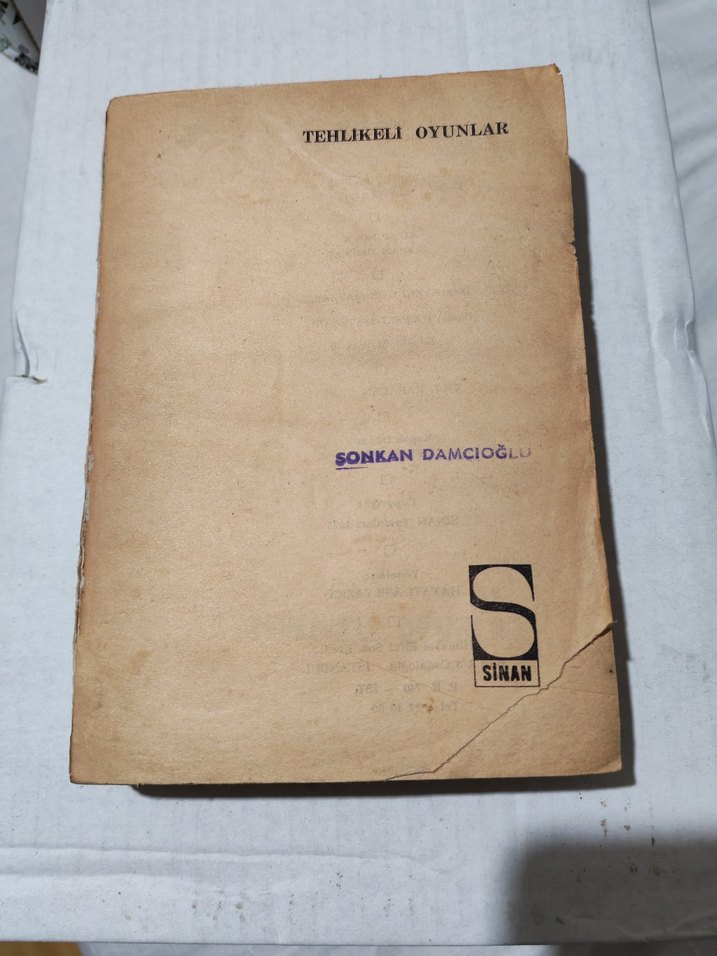 Tehlikeli Oyunlar 
Yazarın İlk Romanı - Anlatı ve Yaşam Öyküsü - Görsel 2