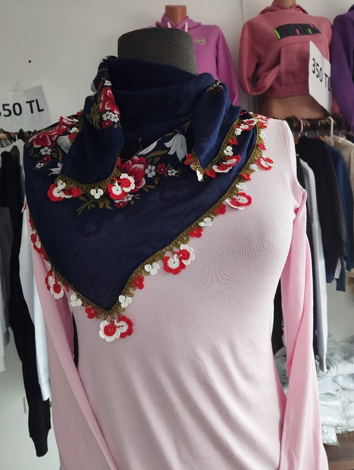 Çiçek İşlemeli Çok Renkli Kadın Fular - Görsel 3