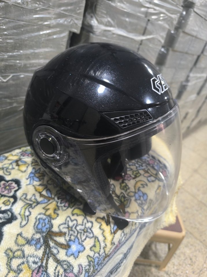 Parlak Siyah Baskılı Motosiklet Kaskı - Görsel 2