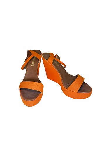 Turuncu Yılan Desenli Dolgu Topuklu Sandalet - Görsel 3