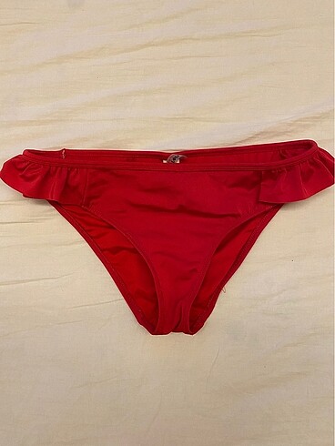 Kırmızı bikini altı