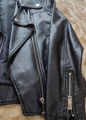Kısa Siyah Parlak Deri Biker Ceket - Görsel 2