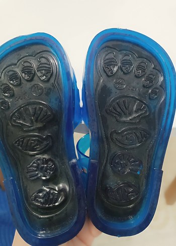 Erkek Çocuk Mavi Ayıcık Figürü Var Önünde - Görsel 5