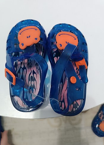 Erkek Çocuk Mavi Ayıcık Figürü Var Önünde - Görsel 4