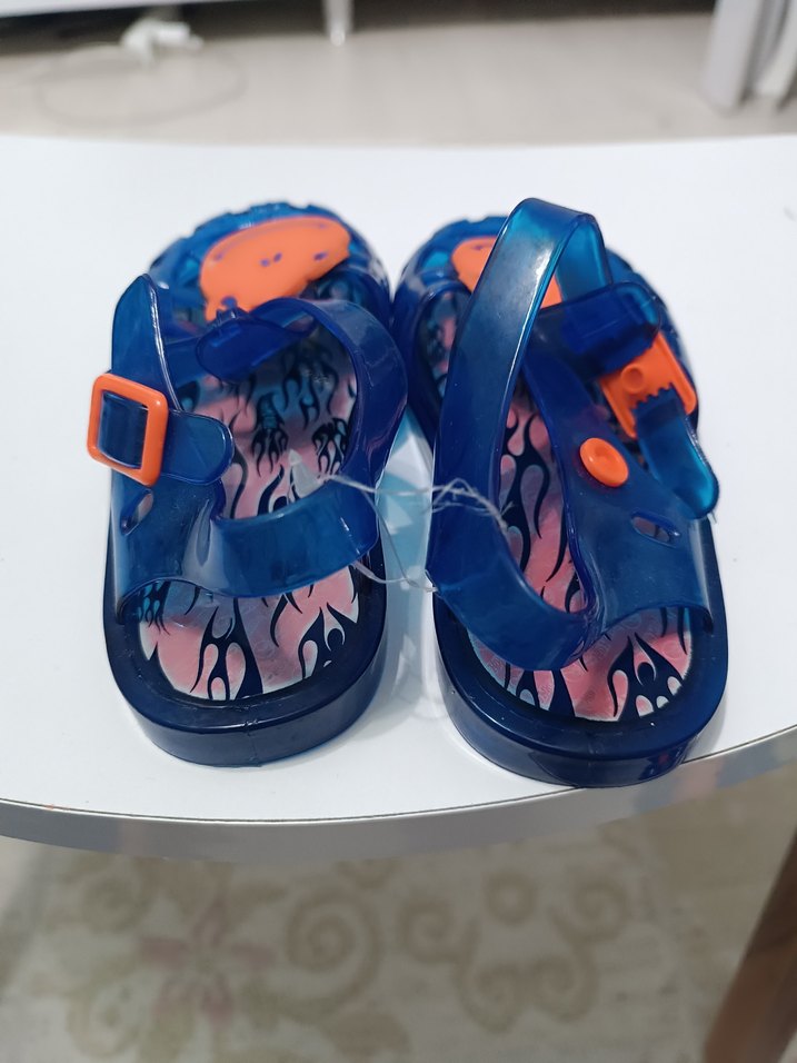 Erkek Çocuk Mavi Ayıcık Figürü Var Önünde - Görsel 3