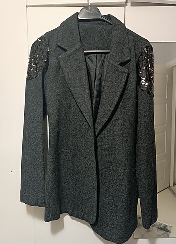 Özel Dikim Omuzları Pullu Payet Detaylı Ceket 