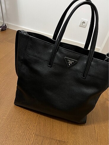 Prada canta