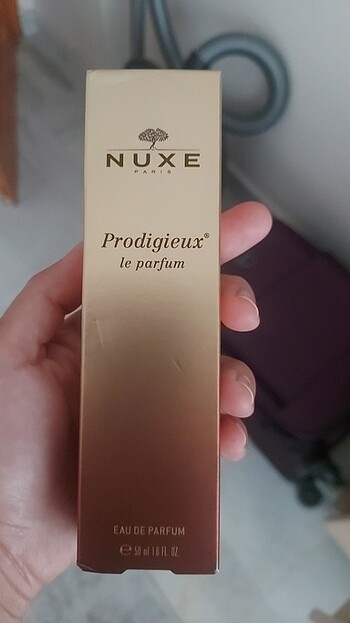 Nuxe paefum