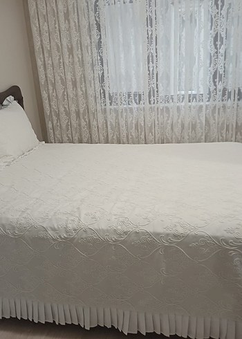 Nakışlı Beyaz Parlak Yatak Örtüsü - Görsel 3
