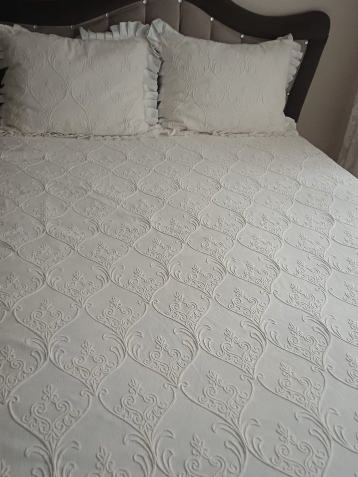 Nakışlı Beyaz Parlak Yatak Örtüsü - Görsel 5