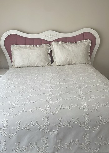 Nakışlı Beyaz Yatak Örtüsü - Görsel 3