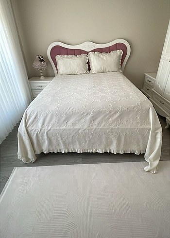 Nakışlı Beyaz Yatak Örtüsü - Görsel 2