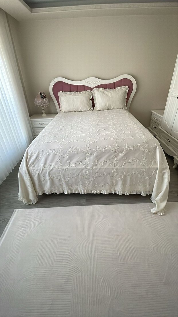Nakışlı Beyaz Yatak Örtüsü - Görsel 2