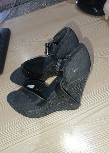38 Beden Siyah Tokalı Kadın Dolgu Topuk Ayakkabı
