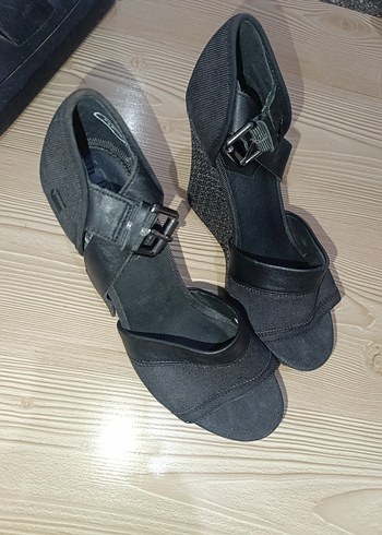 Siyah Tokalı Kadın Dolgu Topuk Ayakkabı