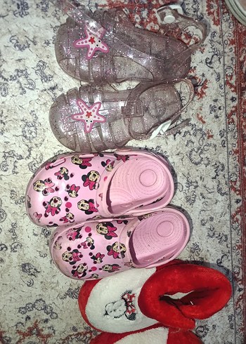 Kız Çocuk Kırmızı Kürklü Nakışlı Ev Terliği - Görsel 2