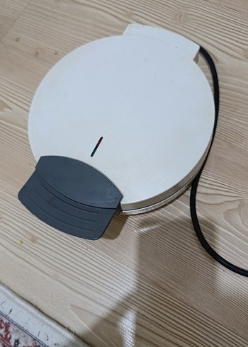 Beyaz ve Gri Elektrikli Tost Makinesi