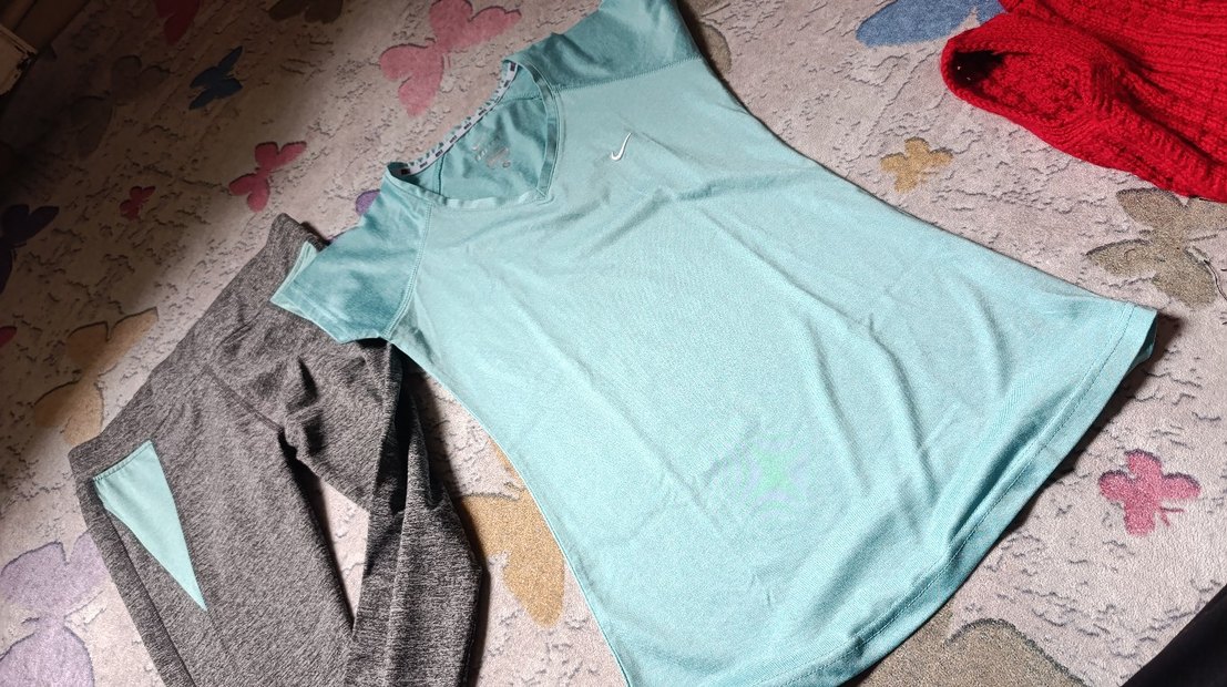 Gri V Yaka Kısa Kollu Kadın Spor Tişörtü - Görsel 2