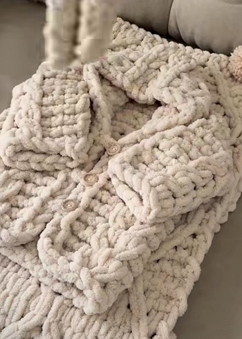 Beyaz Örgü Bebek Yeleği ve Eldiven Seti - Görsel 3