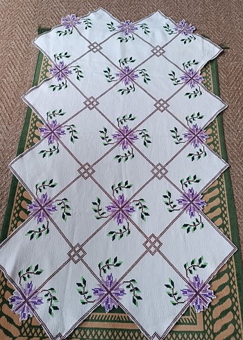 İşlemeli Mor Masa Örtüsü - Görsel 2