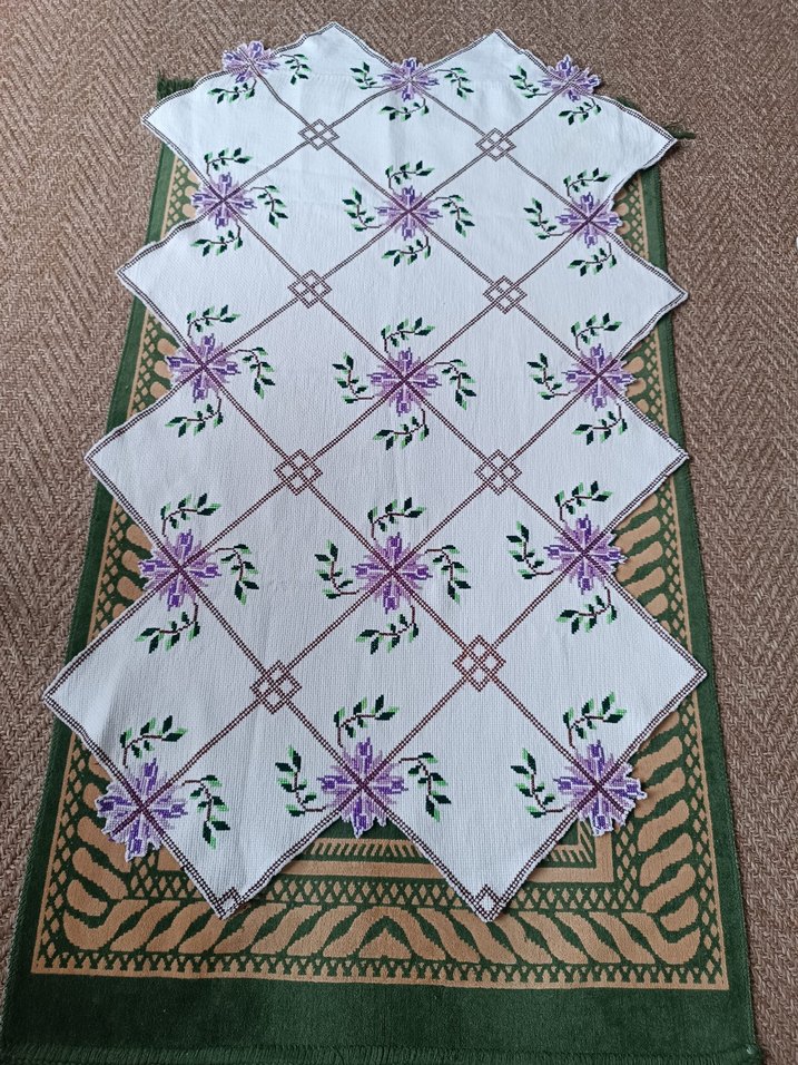 İşlemeli Mor Masa Örtüsü - Görsel 3