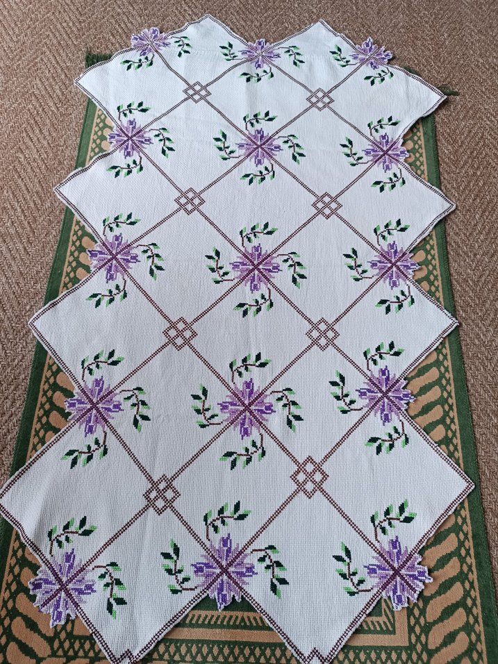 İşlemeli Mor Masa Örtüsü - Görsel 2