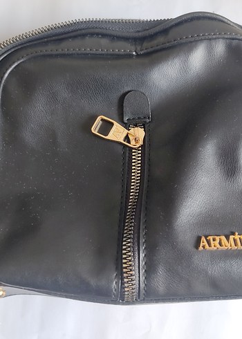 Armine Sik Siyah Deri Gorunumlu Fermuarli Canta