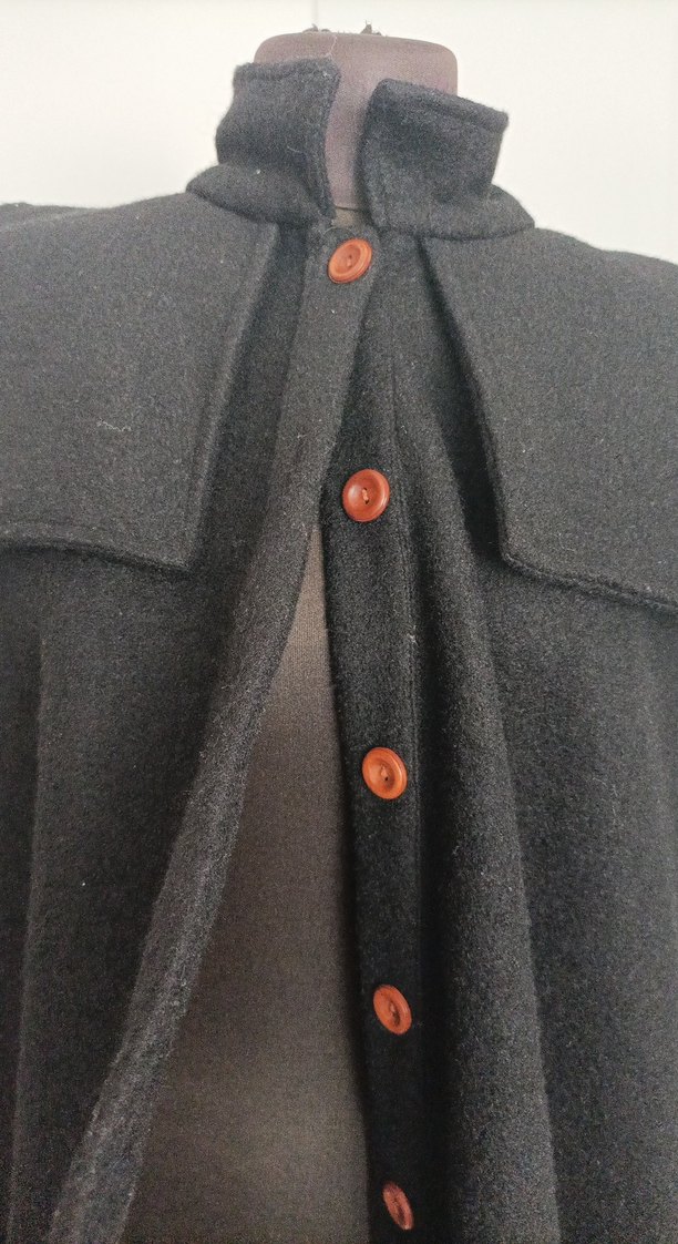 Düğmeli Siyah Uzun Yün Kadın Panço - Görsel 3