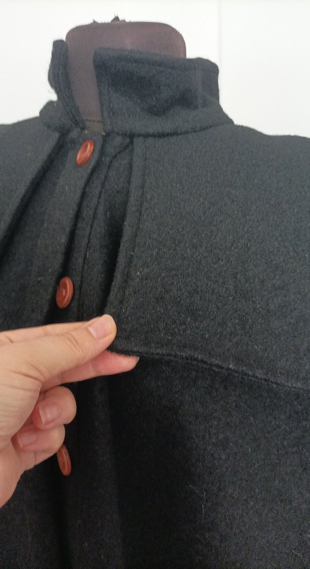 Düğmeli Siyah Uzun Yün Kadın Panço - Görsel 2