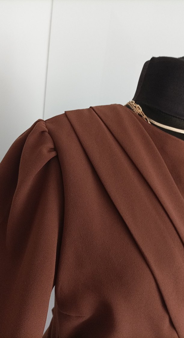 Drapeli V Yakalı Kahverengi Uzun Kadın Elbise - Görsel 4