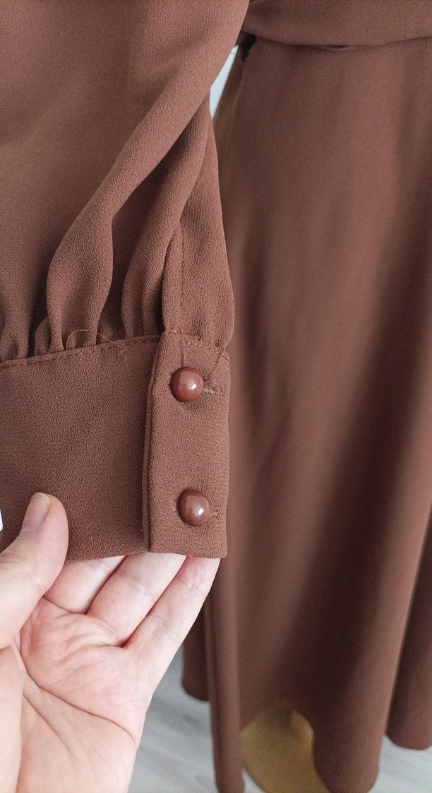 Drapeli V Yakalı Kahverengi Uzun Kadın Elbise - Görsel 3