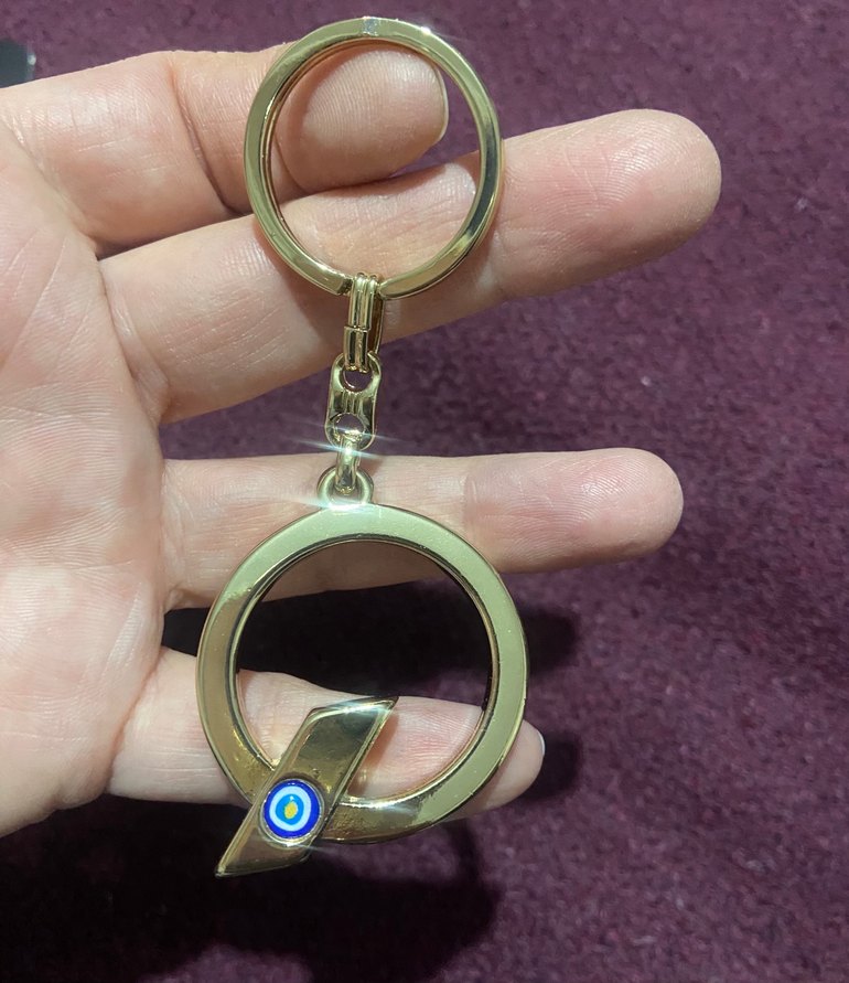 Zincir Detaylı Parlak Altın Anahtarlık - Görsel 2