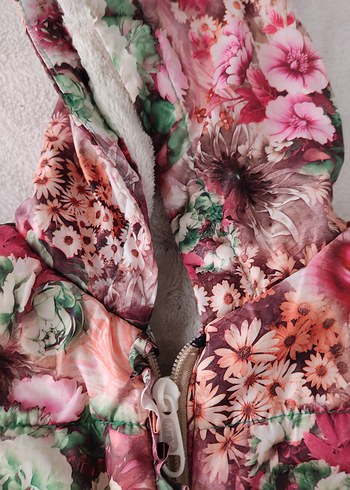 Çiçek Desenli Kapüşonlu Kız Montu - Görsel 2