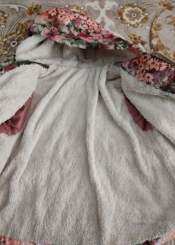 Çiçek Desenli Kapüşonlu Kız Montu - Görsel 4