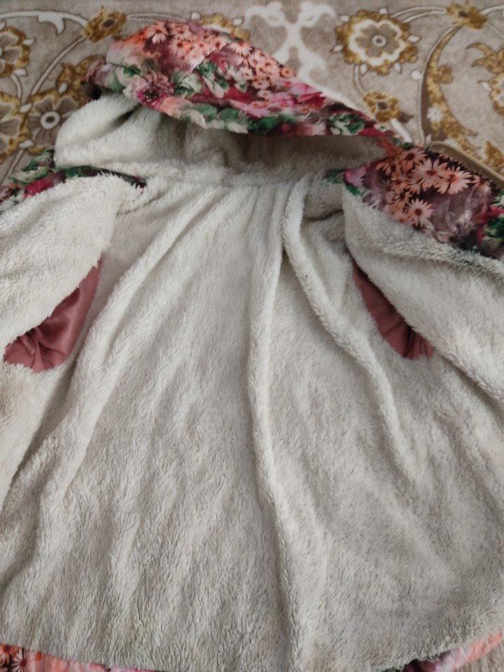 Çiçek Desenli Kapüşonlu Kız Montu - Görsel 4