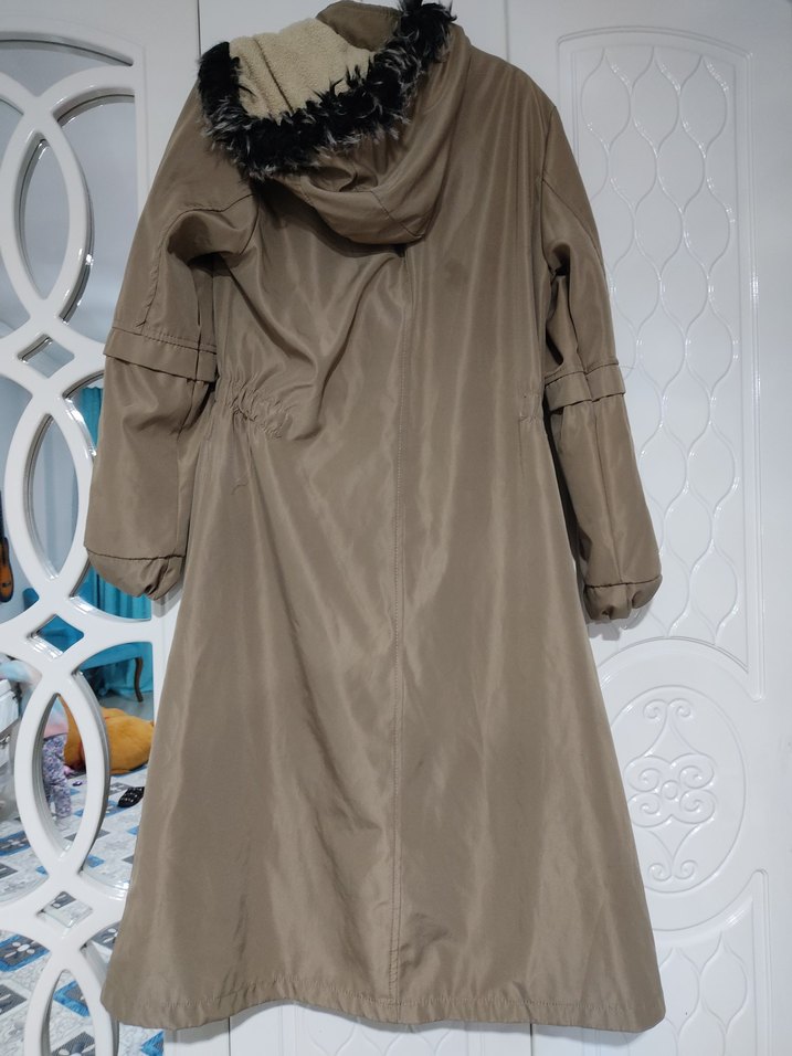 Gevşek Kesim Bej Uzun Kadın Mont - Görsel 3