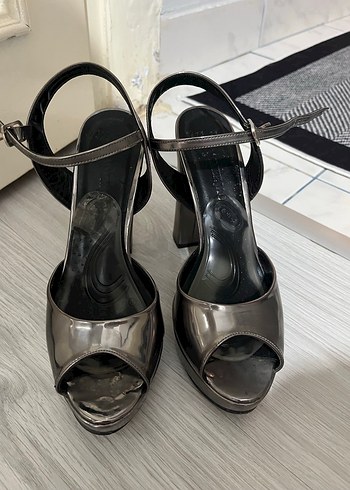 37 Beden Koyu Gri Tokalı Topuklu Ayakkabı