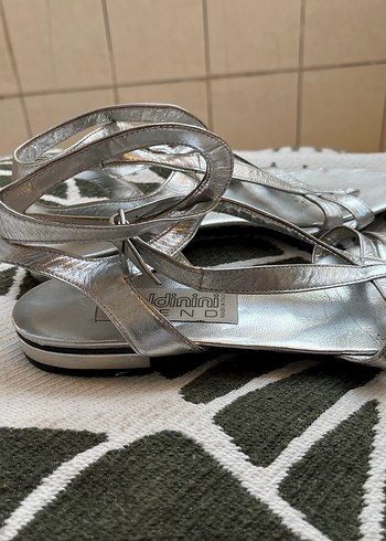 Gri Metal Tokalı Kadın Dolgu Topuklu Sandalet