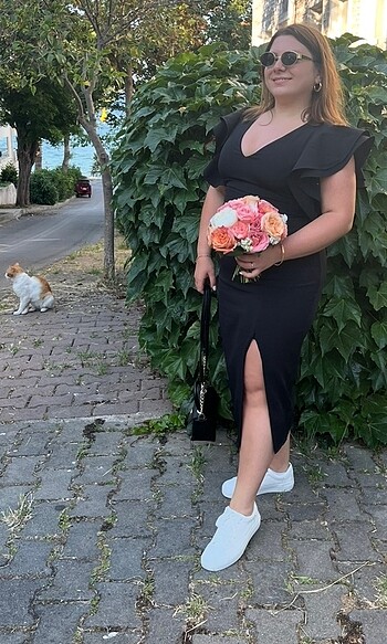 Siyah astarlı fırfır detaylı gece elbisesi