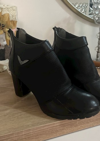 Siyah Deri Tokalı Kadın Topuklu Bot - Görsel 2