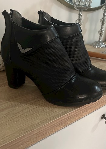 Siyah Deri Tokalı Kadın Topuklu Bot - Görsel 3
