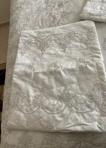 Gri Nakışlı Beyaz Yatak Örtüsü - Görsel 2