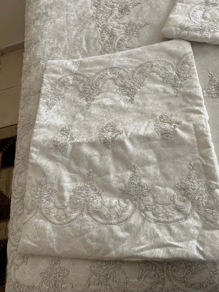 Gri Nakışlı Beyaz Yatak Örtüsü - Görsel 2