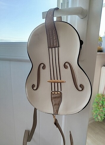 Beden Gitar şeklinde çanta