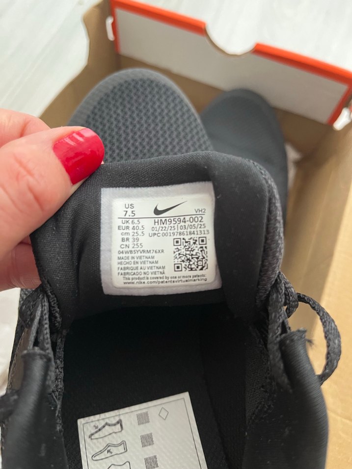 Sıfır, 40.5 numara, Orijinal Siyah erkek spor ayakkabı - Görsel 3